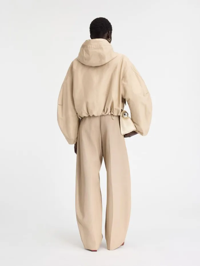JACQUEMUS The Caraco Cropped Parka Beige Women Coats and Jackets JACQUEMUS The Caraco Cropped Parka Beige Women Coats and Jackets