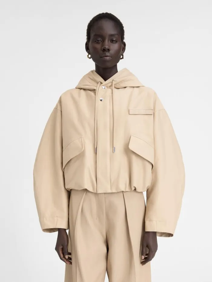 JACQUEMUS The Caraco Cropped Parka Beige Women Coats and Jackets JACQUEMUS The Caraco Cropped Parka Beige Women Coats and Jackets