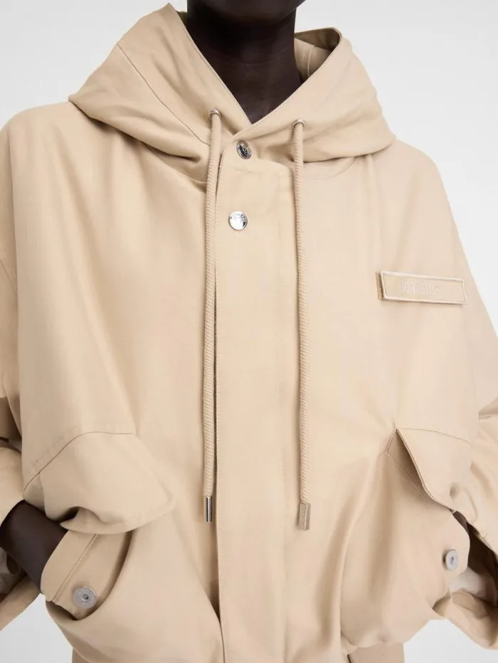 JACQUEMUS The Caraco Cropped Parka Beige Women Coats and Jackets JACQUEMUS The Caraco Cropped Parka Beige Women Coats and Jackets