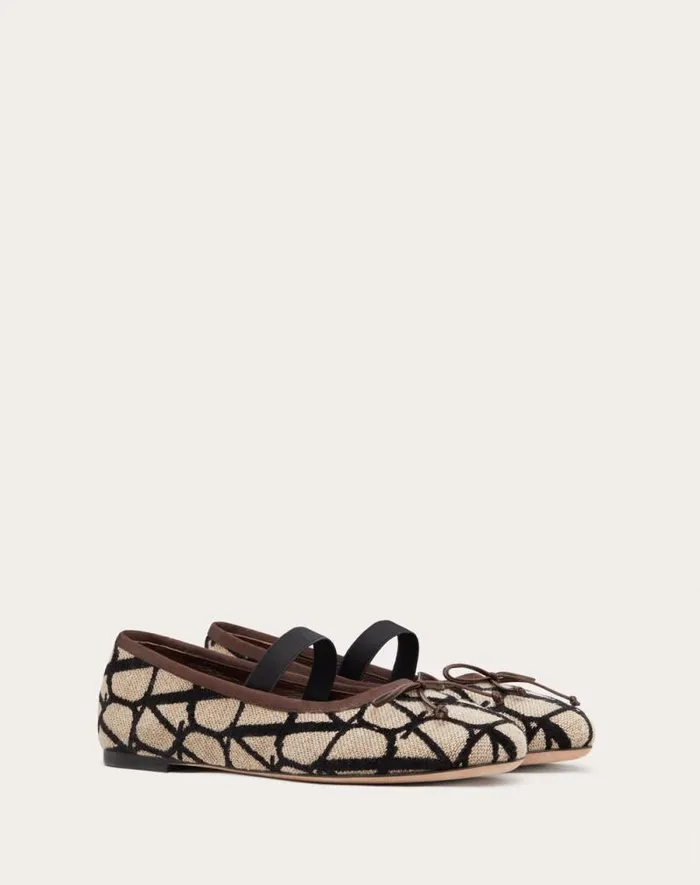Valentino Ballerinas Woman Ballerina In Toile Iconographe For Woman In Beigeblack Beigeblack Valentino Ballerinas Woman Ballerina In Toile Iconographe For Woman In Beigeblack Beigeblack