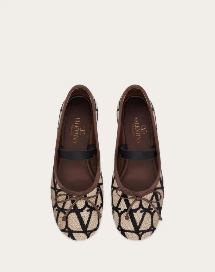 Valentino Ballerinas Woman Ballerina In Toile Iconographe For Woman In Beigeblack Beigeblack Valentino Ballerinas Woman Ballerina In Toile Iconographe For Woman In Beigeblack Beigeblack