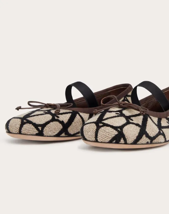 Valentino Ballerinas Woman Ballerina In Toile Iconographe For Woman In Beigeblack Beigeblack Valentino Ballerinas Woman Ballerina In Toile Iconographe For Woman In Beigeblack Beigeblack