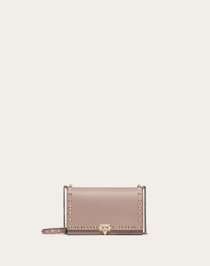 Valentino Clutches Woman Rockstud Mini Calfskin Bag With Chain For Woman In Poudre Poudre Valentino Clutches Woman Rockstud Mini Calfskin Bag With Chain For Woman In Poudre Poudre