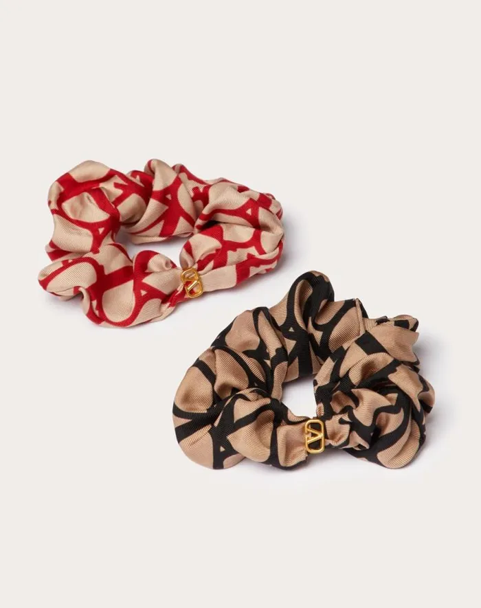 Valentino Hair Accessories Woman Toile Iconographe Scrunchies Set In Silk With Vlogo Appliqu For Woman In Beigeblackbeigered Beigeblackbeigered Valentino Hair Accessories Woman Toile Iconographe Scrunchies Set In Silk With Vlogo Appliqu For Woman In Beigeblackbeigered Beigeblackbeigered