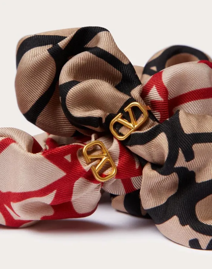 Valentino Hair Accessories Woman Toile Iconographe Scrunchies Set In Silk With Vlogo Appliqu For Woman In Beigeblackbeigered Beigeblackbeigered Valentino Hair Accessories Woman Toile Iconographe Scrunchies Set In Silk With Vlogo Appliqu For Woman In Beigeblackbeigered Beigeblackbeigered