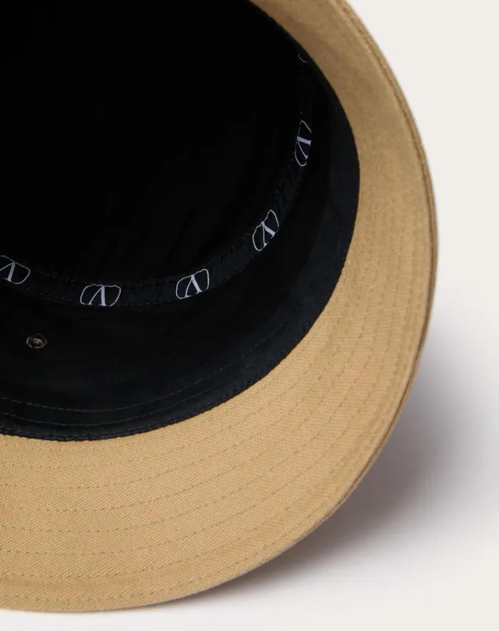 Valentino Hats And Gloves Man Vlogo Signature Cotton Bucket Hat With Vlogo Embroidery For Man In Beige Beige Valentino Hats And Gloves Man Vlogo Signature Cotton Bucket Hat With Vlogo Embroidery For Man In Beige Beige