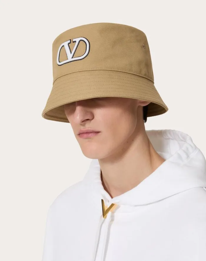 Valentino Hats And Gloves Man Vlogo Signature Cotton Bucket Hat With Vlogo Embroidery For Man In Beige Beige Valentino Hats And Gloves Man Vlogo Signature Cotton Bucket Hat With Vlogo Embroidery For Man In Beige Beige