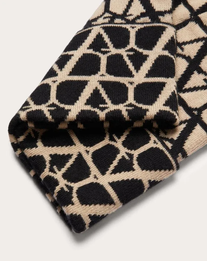 Valentino Hats And Gloves Woman Knitted Toile Iconographe Beanie In Cashmere And Silk For Woman In Beigeblack Beigeblack Valentino Hats And Gloves Woman Knitted Toile Iconographe Beanie In Cashmere And Silk For Woman In Beigeblack Beigeblack