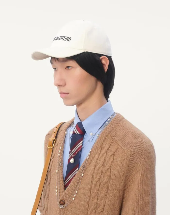 Valentino Hats And Gloves WomanMan Chez Valentino Cotton Baseball Cap With Embroidery For Man In Blackivory Blackivory Valentino Hats And Gloves WomanMan Chez Valentino Cotton Baseball Cap With Embroidery For Man In Blackivory Blackivory