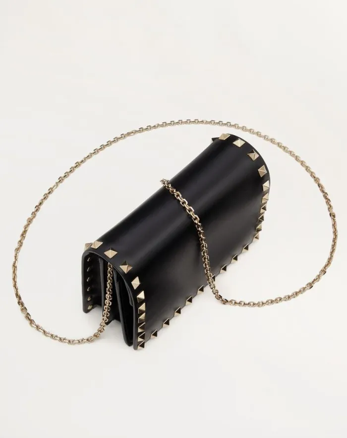 Valentino Mini Bags Woman Rockstud Calfskin Chain Pouch For Woman In Black Black Valentino Mini Bags Woman Rockstud Calfskin Chain Pouch For Woman In Black Black