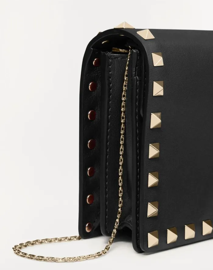 Valentino Mini Bags Woman Rockstud Calfskin Chain Pouch For Woman In Black Black Valentino Mini Bags Woman Rockstud Calfskin Chain Pouch For Woman In Black Black