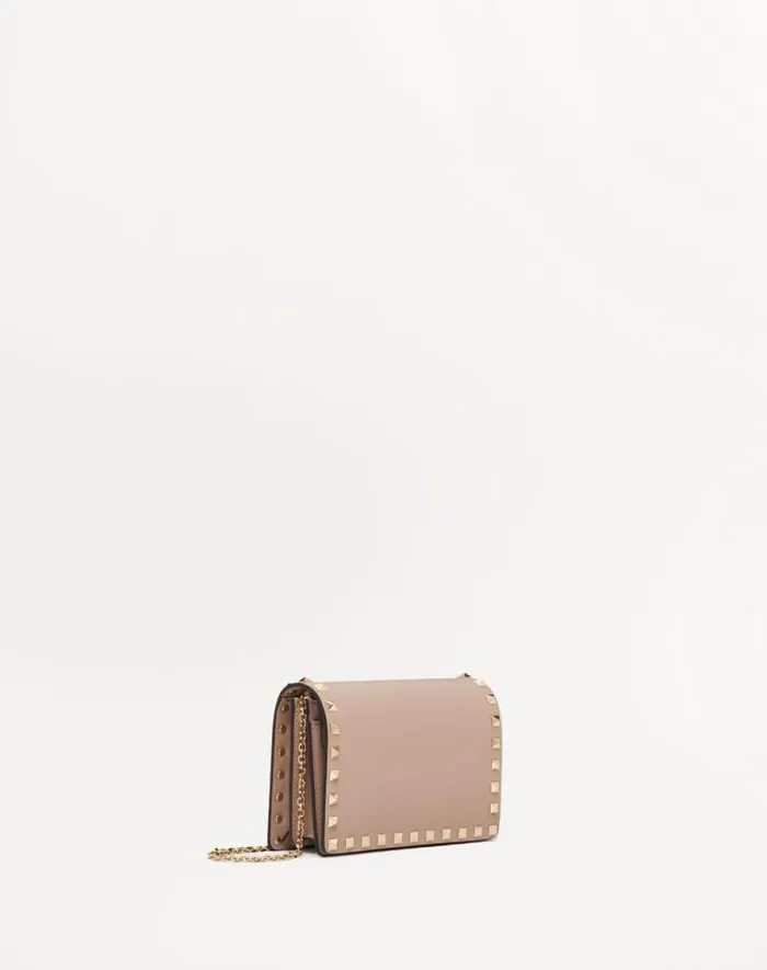 Valentino Mini Bags Woman Rockstud Calfskin Chain Pouch For Woman In Black Black Valentino Mini Bags Woman Rockstud Calfskin Chain Pouch For Woman In Black Black
