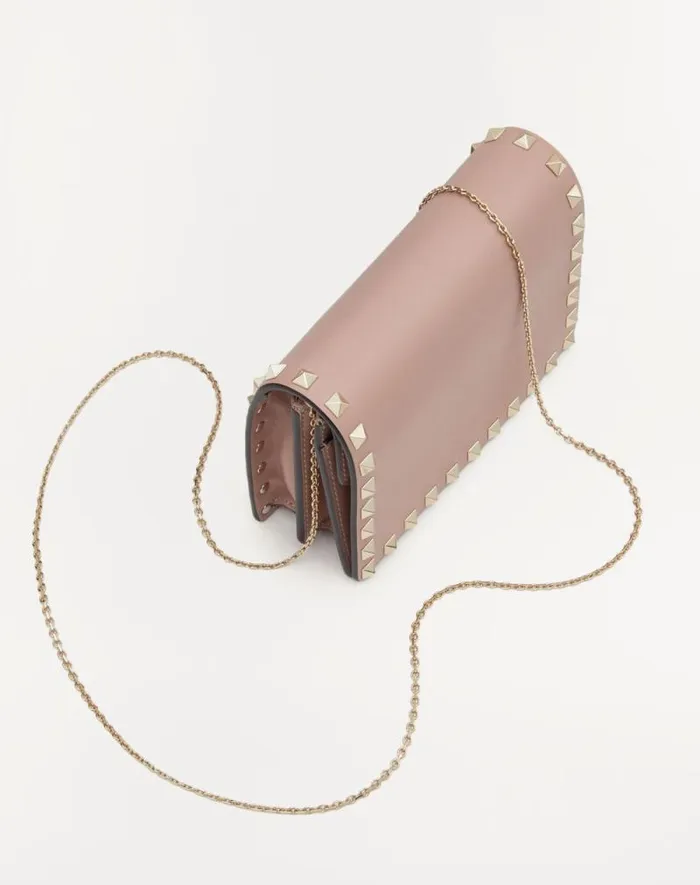 Valentino Mini Bags Woman Rockstud Calfskin Chain Pouch For Woman In Black Black Valentino Mini Bags Woman Rockstud Calfskin Chain Pouch For Woman In Black Black