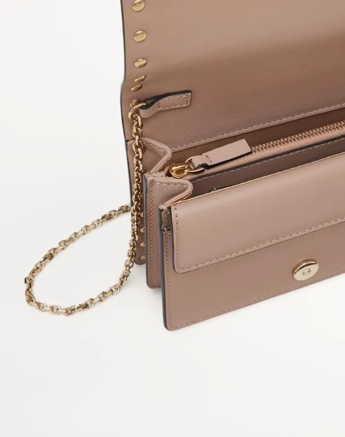 Valentino Mini Bags Woman Rockstud Calfskin Chain Pouch For Woman In Black Black Valentino Mini Bags Woman Rockstud Calfskin Chain Pouch For Woman In Black Black