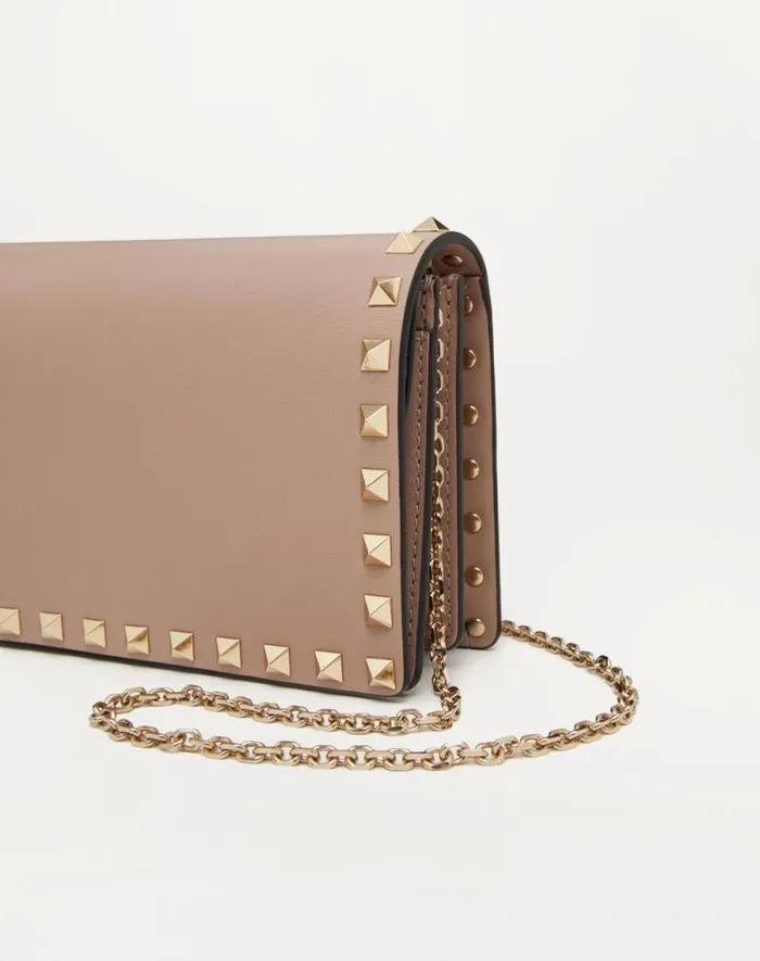 Valentino Mini Bags Woman Rockstud Calfskin Chain Pouch For Woman In Black Black Valentino Mini Bags Woman Rockstud Calfskin Chain Pouch For Woman In Black Black