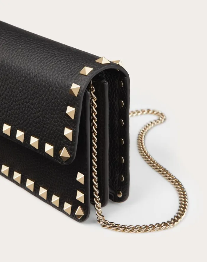 Valentino Mini Bags Woman Rockstud Grainy Calfskin Chain Pouch For Woman In Black Black Valentino Mini Bags Woman Rockstud Grainy Calfskin Chain Pouch For Woman In Black Black