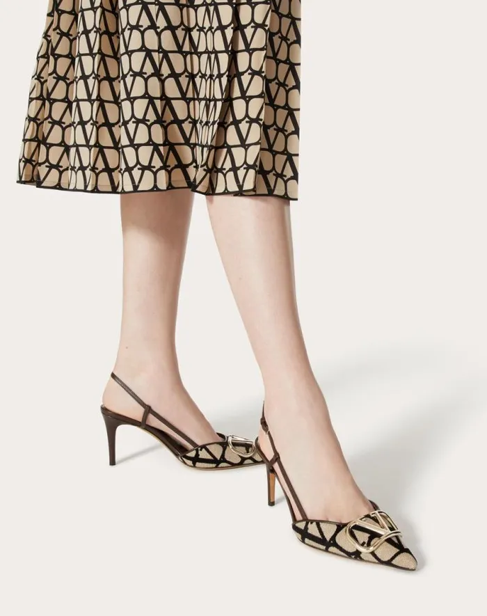 Valentino Pumps Woman Vlogo Signature Slingback Pump In Toile Iconographe 80mm For Woman In Beigeblack Beigeblack Valentino Pumps Woman Vlogo Signature Slingback Pump In Toile Iconographe 80mm For Woman In Beigeblack Beigeblack
