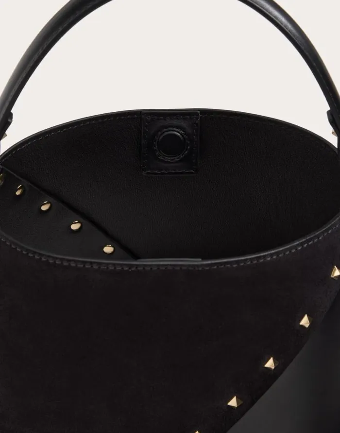 Valentino Shoulder Bags Woman Valentino Garavani Valentino Garavani Rockstud Wispy Bucket Bag In Calfskin And Suede For Woman In Black Black Valentino Shoulder Bags Woman Valentino Garavani Valentino Garavani Rockstud Wispy Bucket Bag In Calfskin And Suede For Woman In Black Black