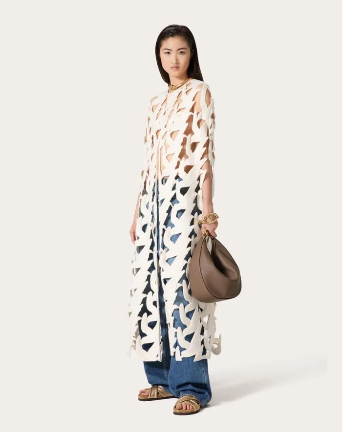 Valentino Shoulder Bags Woman Vlogo Moon Medium Grainy Calfskin Hobo Bag With Chain For Woman In Clay Clay Valentino Shoulder Bags Woman Vlogo Moon Medium Grainy Calfskin Hobo Bag With Chain For Woman In Clay Clay