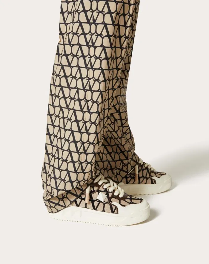 Valentino Sneakers Man One Stud Xl Lowtop Sneaker In Nappa Leather And Toile Iconographe Fabric For Man In Beigeblack Beigeblack Valentino Sneakers Man One Stud Xl Lowtop Sneaker In Nappa Leather And Toile Iconographe Fabric For Man In Beigeblack Beigeblack