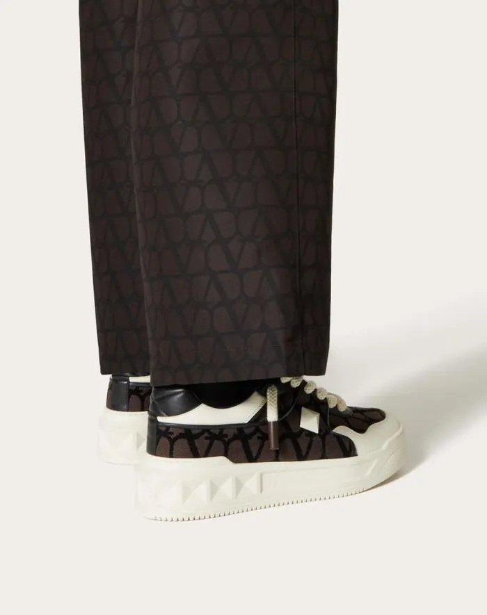 Valentino Sneakers Man One Stud Xl Lowtop Sneaker In Nappa Leather And Toile Iconographe Fabric For Man In Beigeblack Beigeblack Valentino Sneakers Man One Stud Xl Lowtop Sneaker In Nappa Leather And Toile Iconographe Fabric For Man In Beigeblack Beigeblack