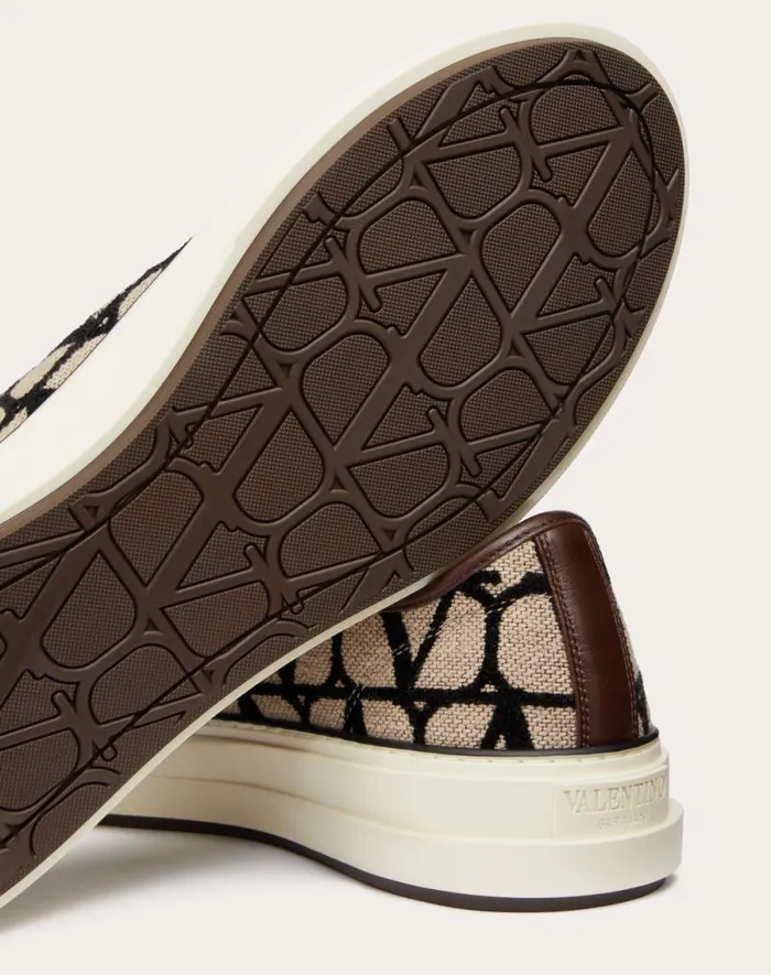 Valentino Sneakers Man Toile Iconographe Totaloop Lowtop Sneaker For Man In Beigeblack Beigeblack Valentino Sneakers Man Toile Iconographe Totaloop Lowtop Sneaker For Man In Beigeblack Beigeblack
