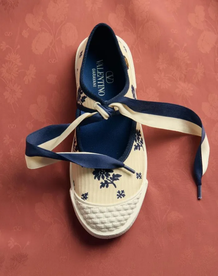 Valentino Sneakers Woman Bay By Bay Ballerina Sneakers In Papier Floral Fabric For Woman In Blueivory Blueivory Valentino Sneakers Woman Bay By Bay Ballerina Sneakers In Papier Floral Fabric For Woman In Blueivory Blueivory