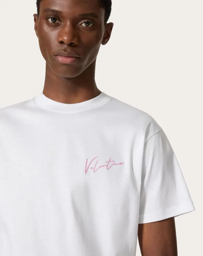 Valentino Tshirts And Sweatshirts Man Valentino Embroidery And Vlogo Signature Print Cotton Tshirt For Man In White White Valentino Tshirts And Sweatshirts Man Valentino Embroidery And Vlogo Signature Print Cotton Tshirt For Man In White White