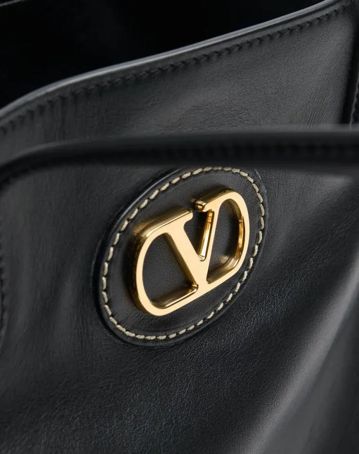 Valentino Totes Man Valentino Garavani Antibes Medium Leather Shopping Bag For Man In Black Black Valentino Totes Man Valentino Garavani Antibes Medium Leather Shopping Bag For Man In Black Black
